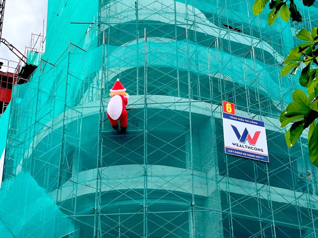 Santa Claus Climbs the Scaffolding to Visit the Garrya Da Nang Construction Site!